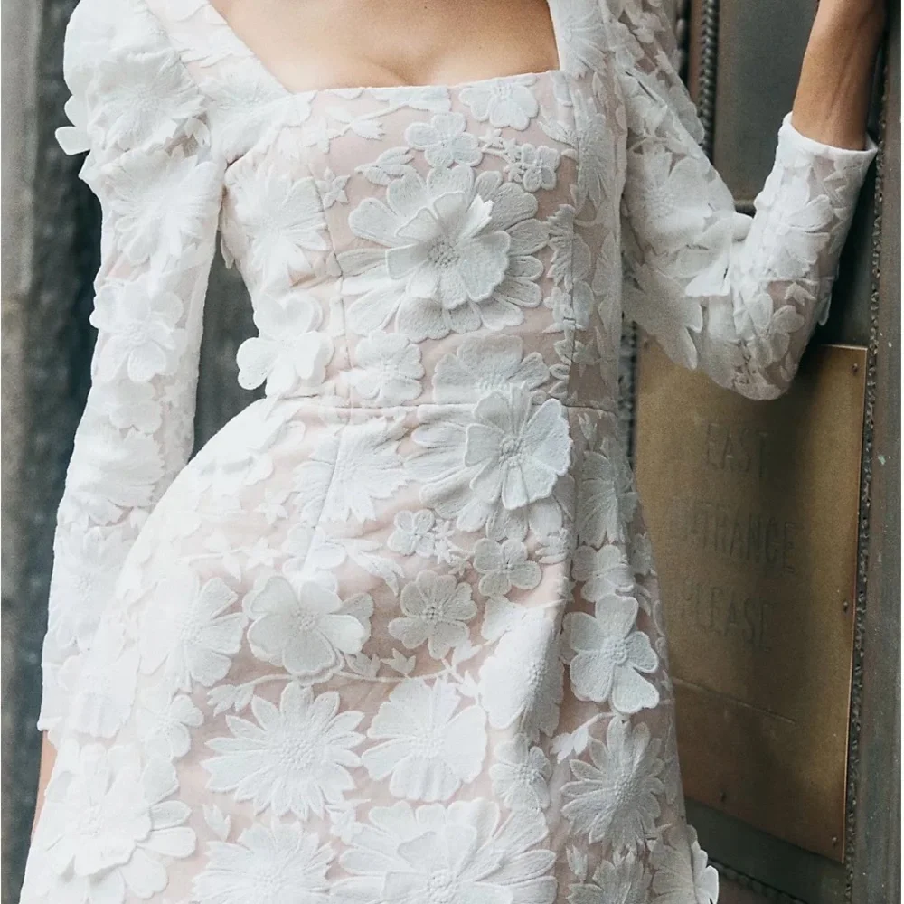 Elegant White Floral Backless Dress - Picture 2 of 9